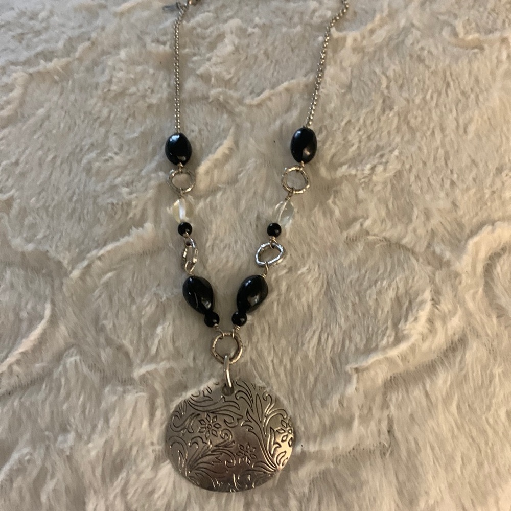 LIA SOPHIA ETCHED SILVER‎ TONE FLORAL PENDANT BLACK SILVER NECKLACE